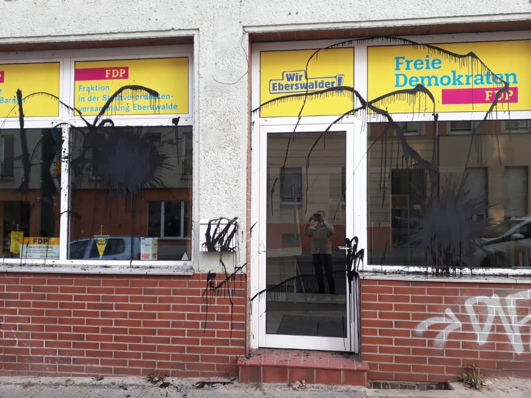 Farbanschlag auf FDP Stadtfraktion Büro Eberswalde